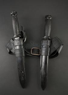 S3E08 - Perpetual Night: Catriona Hartdegen's Knives and Belt Holster