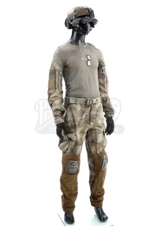 Sergeant Lilo Diaz 's (Royce Pierreson) Battle Fatigues and Helmet
